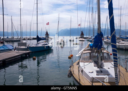 Costoso yachts in Rolle Marina, Rolle, Svizzera Foto Stock