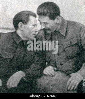 Nikolai Ivanovich Yezhov o Ezhov (sinistra), polizia segreta sovietica gazzetta sotto Joseph Stalin, a destra. Foto Stock