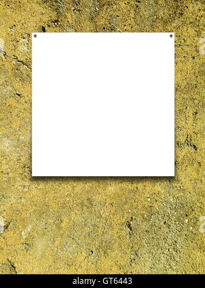 Close-up di uno inchiodato vuoto quadrato sul telaio giallo weathered muro di cemento sullo sfondo Foto Stock
