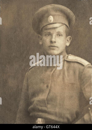 Vintage ritratto del giovane uomo in uniforme militare all inizio del ventesimo secolo, Russia Foto Stock