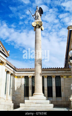 Dea Atena statua davanti all Accademia di Atene in Grecia Foto Stock