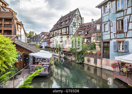 I tradizionali colorati case francesi sul lato del fiume nella Petite Venise, Colmar, Francia Foto Stock