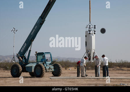 I ricercatori controllare la Masten spazio verticale Sistemi di decollo atterraggio verticale rocket è testato in volo di tethering con un Starshade montato sul veicolo Xaero Agosto 20, 2015 Mojave aria e spazio porta, California. Foto Stock