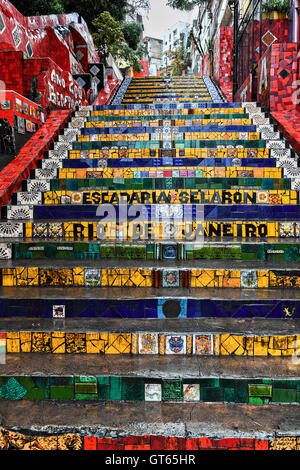 Escadaria Selaron, noto anche come le fasi di Selaron, è una serie di famosi in tutto il mondo passi a Rio de Janeiro in Brasile. Questi passaggi sono ricoperti di piastrelle decretive e il lavoro del cileno-born artist Jorge Selaron. Foto Stock