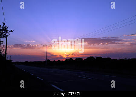 Viaggio su strada tramonto Foto Stock