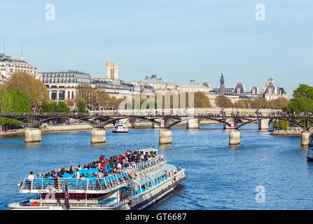 Parigi, Francia - Aprile 6, 2011: turisti galleggiare su una barca sul fiume Senna vicino al Pont des Arts Foto Stock