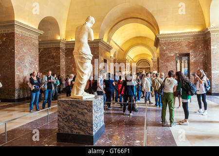 Parigi, Francia - Aprile 8, 2011: i visitatori a piedi all'interno del museo del Louvre vicino a Venere di Milo statua Foto Stock