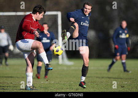 Haggerston nomadi (maroon camicie) vs Cappella Old Boys (magliette blu) - Hackney & Leyton League a sud di palude, paludi Hackney - 09/01/11 Foto Stock