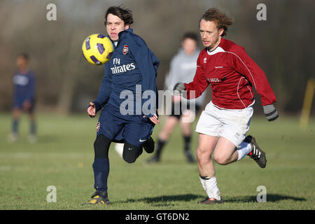 Haggerston nomadi (maroon camicie) vs Cappella Old Boys (magliette blu) - Hackney & Leyton League a sud di palude, paludi Hackney - 09/01/11 Foto Stock