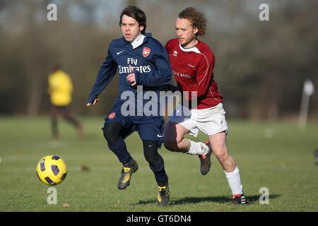 Haggerston nomadi (maroon camicie) vs Cappella Old Boys (magliette blu) - Hackney & Leyton League a sud di palude, paludi Hackney - 09/01/11 Foto Stock