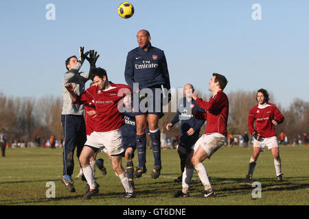 Haggerston nomadi (maroon camicie) vs Cappella Old Boys (magliette blu) - Hackney & Leyton League a sud di palude, paludi Hackney - 09/01/11 Foto Stock