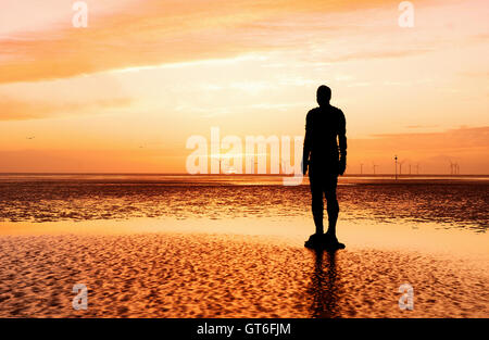 Anthony Gormley è un altro luogo gli uomini di ferro statue, Crosby beach, Liverpool, Merseyside, Regno Unito Foto Stock