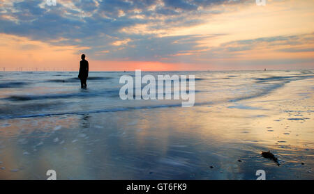 Anthony Gormley è un altro luogo gli uomini di ferro statue, Crosby beach, Liverpool, Merseyside, Regno Unito Foto Stock