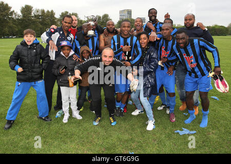 Lapton celebrare con il cup - Lapton vs Black meteore - Hackney & Leyton Domenica League Dickie Davies Cup finale di calcio Sou Foto Stock
