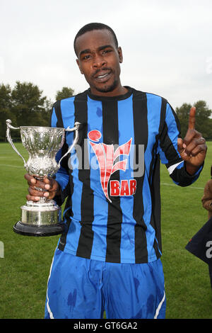 Lapton celebrare con il cup - Lapton vs Black meteore - Hackney & Leyton Domenica League Dickie Davies Cup finale di calcio Sou Foto Stock