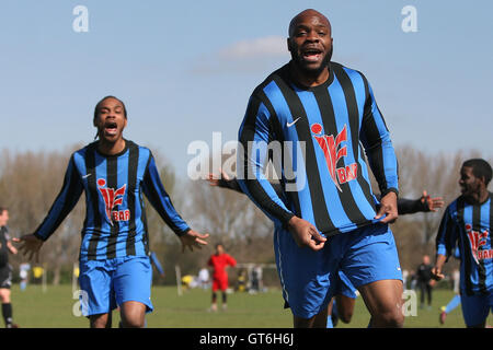 Punteggio Lapton il loro primo obiettivo e celebrare - Lapton (blu/nero) vs Red Devils - Hackney & Leyton Domenica League Jack Walpole Cu Foto Stock