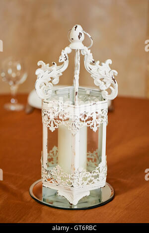 White ferro battuto candelabro. Il decor della camera. Foto Stock