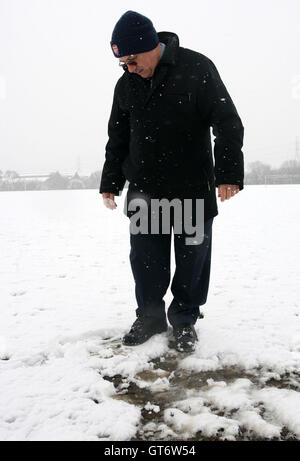 Hackney & Leyton segretario della Lega Ted Gore sondaggi le piazzole su Hackney marshes. La neve cade a East Marsh, Hackney portando circa l'abbandono dell'hackney & Leyton Domenica League calcio partite in programma per la mattina - 06/04/08. Self-Billing si applica ove opportuno. Nessun uso non retribuito. Tel: 0845 094 6026 Foto Stock