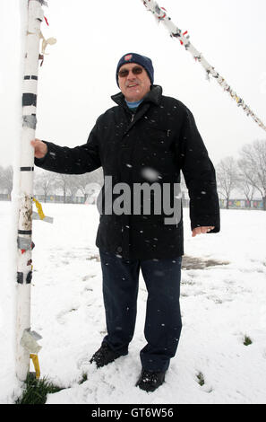 Hackney & Leyton segretario della Lega Ted Gore sondaggi le piazzole su Hackney marshes. La neve cade a East Marsh, Hackney portando circa l'abbandono dell'hackney & Leyton Domenica League calcio partite in programma per la mattina - 06/04/08. Self-Billing si applica ove opportuno. Nessun uso non retribuito. Tel: 0845 094 6026 Foto Stock