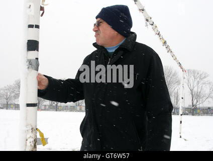 Hackney & Leyton segretario della Lega Ted Gore sondaggi le piazzole su Hackney marshes. La neve cade a East Marsh, Hackney portando circa l'abbandono dell'hackney & Leyton Domenica League calcio partite in programma per la mattina - 06/04/08. Self-Billing si applica ove opportuno. Nessun uso non retribuito. Tel: 0845 094 6026 Foto Stock