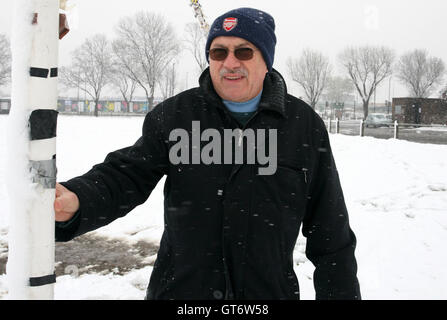 Hackney & Leyton segretario della Lega Ted Gore sondaggi le piazzole su Hackney marshes. La neve cade a East Marsh, Hackney portando circa l'abbandono dell'hackney & Leyton Domenica League calcio partite in programma per la mattina - 06/04/08. Self-Billing si applica ove opportuno. Nessun uso non retribuito. Tel: 0845 094 6026 Foto Stock