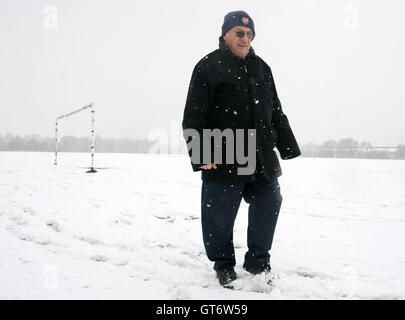 Hackney & Leyton segretario della Lega Ted Gore sondaggi le piazzole su Hackney marshes. La neve cade a East Marsh, Hackney portando circa l'abbandono dell'hackney & Leyton Domenica League calcio partite in programma per la mattina - 06/04/08. Self-Billing si applica ove opportuno. Nessun uso non retribuito. Tel: 0845 094 6026 Foto Stock