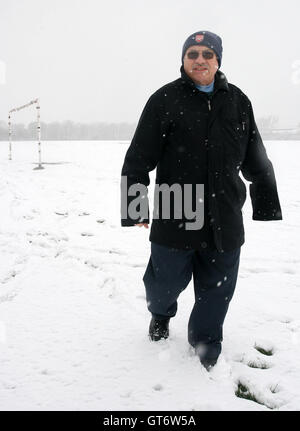 Hackney & Leyton segretario della Lega Ted Gore sondaggi le piazzole su Hackney marshes. La neve cade a East Marsh, Hackney portando circa l'abbandono dell'hackney & Leyton Domenica League calcio partite in programma per la mattina - 06/04/08. Self-Billing si applica ove opportuno. Nessun uso non retribuito. Tel: 0845 094 6026 Foto Stock