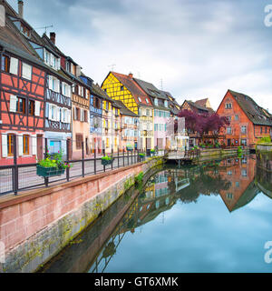 Colmar, Petit Venezia, Canale d'acqua e le tradizionali case colorate. L'Alsazia, Francia. Lunga esposizione. Foto Stock