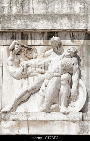 Il bassorilievo e la scultura di antichi soldati romani con scene di guerra, il marmo di Carrara Foto Stock