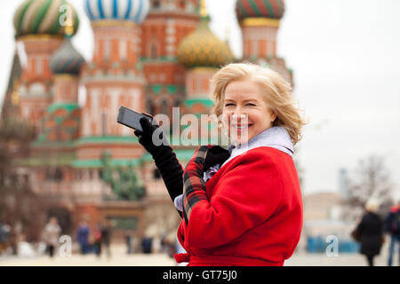 Coppia felice donna bionda sulla Piazza Rossa di Mosca Foto Stock