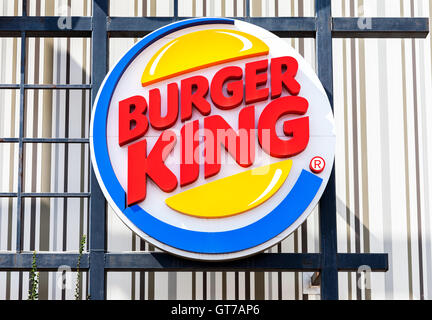 Burger King un fast food ristorante segno. Burger King è un americano di catena globale di hamburger ristoranti fast food, Stati Uniti Foto Stock