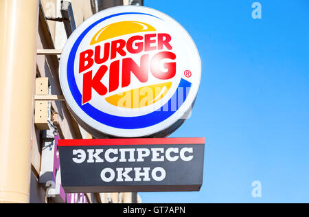 Burger King un fast food ristorante segno. Burger King è un americano di catena globale di hamburger fast food e ristoranti Foto Stock