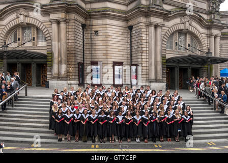 Università di Edimburgo il giorno di graduazione. Gli studenti di laurea in posa per la formale foto di gruppo al di fuori di Usher Hall. Foto Stock