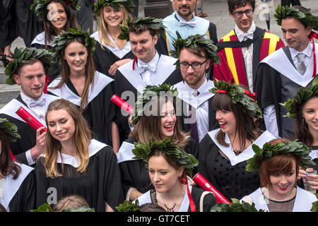 Università di Edimburgo il giorno di graduazione. Felice neodiplomati indossando le corone di alloro. Foto Stock