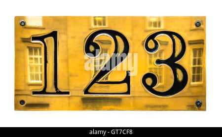 123 segno. Casa in ottone il segno di numero di Edimburgo in Scozia. 123 ritagliare isolati su sfondo bianco Foto Stock