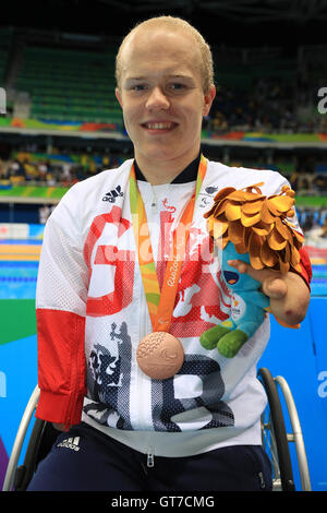 Gran Bretagna Andrew Mullen sul podio con il suo bronzo durante la premiazione per gli Uomini 200m Freestyle S5 finale alla Olympic Aquatics Stadium durante il primo giorno del 2016 Rio Giochi Paralimpici di Rio de Janeiro in Brasile. Foto Stock