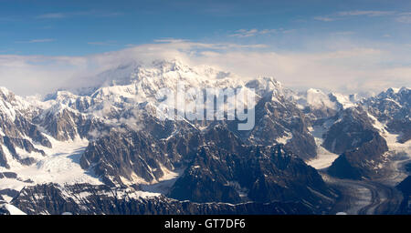 Vista aerea di Denali (Mt. McKinley), il Ghiacciaio Tokositna (a destra), il Ghiacciaio Kahiltna (sinistra) e l'Alaska Range. Foto Stock