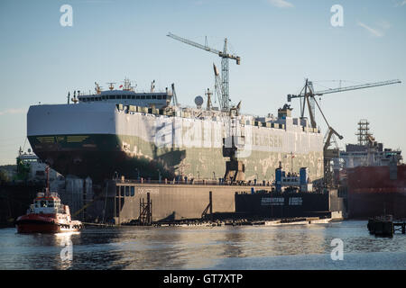 Le navi in fase di ristrutturazione nei cantieri navali di Danzica, Polonia Foto Stock