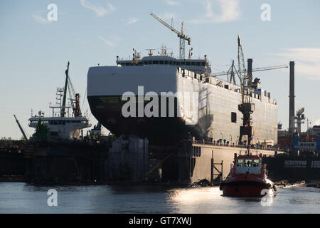 Le navi in fase di ristrutturazione nei cantieri navali di Danzica, Polonia Foto Stock