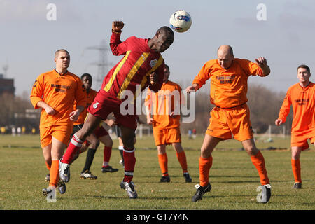 Warren Hackney (arancione) vs Black meteore - Hackney & Leyton Domenica League Dickie Davies Cup Calcio a sud di palude, paludi Hackney, Londra - 26/02/12 Foto Stock