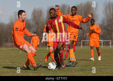 Warren Hackney (arancione) vs Black meteore - Hackney & Leyton Domenica League Dickie Davies Cup Calcio a sud di palude, paludi Hackney, Londra - 26/02/12 Foto Stock