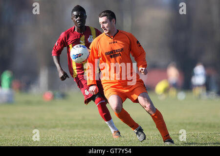 Warren Hackney (arancione) vs Black meteore - Hackney & Leyton Domenica League Dickie Davies Cup Calcio a sud di palude, paludi Hackney, Londra - 26/02/12 Foto Stock