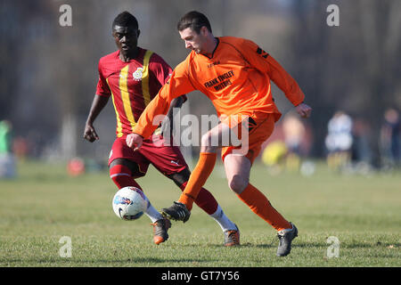 Warren Hackney (arancione) vs Black meteore - Hackney & Leyton Domenica League Dickie Davies Cup Calcio a sud di palude, paludi Hackney, Londra - 26/02/12 Foto Stock