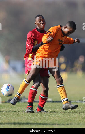 Warren Hackney (arancione) vs Black meteore - Hackney & Leyton Domenica League Dickie Davies Cup Calcio a sud di palude, paludi Hackney, Londra - 26/02/12 Foto Stock