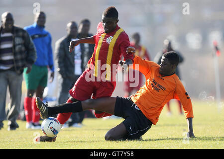 Warren Hackney (arancione) vs Black meteore - Hackney & Leyton Domenica League Dickie Davies Cup Calcio a sud di palude, paludi Hackney, Londra - 26/02/12 Foto Stock