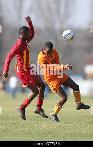 Warren Hackney (arancione) vs Black meteore - Hackney & Leyton Domenica League Dickie Davies Cup Calcio a sud di palude, paludi Hackney, Londra - 26/02/12 Foto Stock