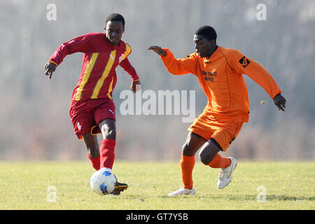 Warren Hackney (arancione) vs Black meteore - Hackney & Leyton Domenica League Dickie Davies Cup Calcio a sud di palude, paludi Hackney, Londra - 26/02/12 Foto Stock