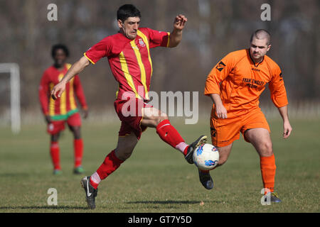 Warren Hackney (arancione) vs Black meteore - Hackney & Leyton Domenica League Dickie Davies Cup Calcio a sud di palude, paludi Hackney, Londra - 26/02/12 Foto Stock