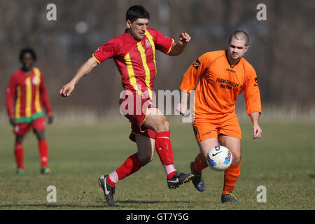 Warren Hackney (arancione) vs Black meteore - Hackney & Leyton Domenica League Dickie Davies Cup Calcio a sud di palude, paludi Hackney, Londra - 26/02/12 Foto Stock