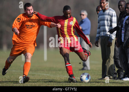 Warren Hackney (arancione) vs Black meteore - Hackney & Leyton Domenica League Dickie Davies Cup Calcio a sud di palude, paludi Hackney, Londra - 26/02/12 Foto Stock